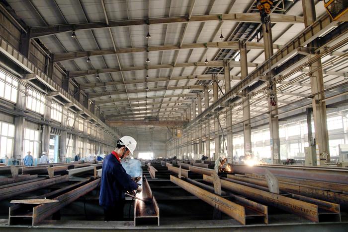 下面就帶大家了解一下什么是四川管廊鋼結(jié)構(gòu)？ 以鋼材制作為主的結(jié)構(gòu)，是主要的建筑結(jié)構(gòu)類型之一。鋼材的特點(diǎn)是強(qiáng)度高、自重輕、剛度大，故用于建造大跨度和超高、超重型的建筑物特別適宜；材料勻質(zhì)性和各向同性好，屬理想彈性體，最符合一般工程力學(xué)的基本假定；材料塑性、韌性好，可有較大變形，能很好地承受動(dòng)力荷載；建筑工期短；其工業(yè)化程度高，可進(jìn)行機(jī)械化程度高的專業(yè)化生產(chǎn)；加工精度高、效率高、密閉性好，故可用于建造氣罐、油罐和變壓器等。其缺點(diǎn)是耐火性和耐腐性較差。主要用于重型車間的承重骨架、受動(dòng)力荷載作用的廠房結(jié)構(gòu)、板殼結(jié)構(gòu)、高聳電視塔和桅桿結(jié)構(gòu)、橋梁和庫等大跨結(jié)構(gòu)、高層和超高層建筑等。鋼結(jié)構(gòu)今后應(yīng)研究高強(qiáng)度鋼材，大大提高其屈服點(diǎn)強(qiáng)度；此外要軋制新品種的型鋼，例如H型鋼（又稱寬翼緣型鋼）和T形鋼以及壓型鋼板等以適應(yīng)大跨度結(jié)構(gòu)和超高層建筑的需要。 鋼結(jié)構(gòu)又分輕鋼和重鋼。判定沒有一個(gè)統(tǒng)一的標(biāo)準(zhǔn)，很多有經(jīng)驗(yàn)的設(shè)計(jì)師或項(xiàng)目經(jīng)理也常常不能完全說明白，可以以一些數(shù)據(jù)綜合考慮并加以判斷